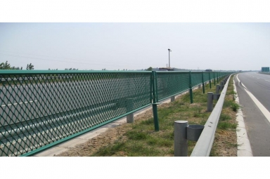 鋼板網(wǎng)菱形公路護欄網(wǎng)